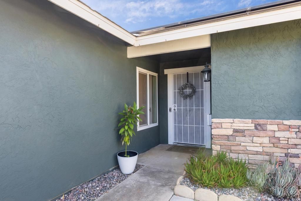 Image 3 of property listing at 2150 Beartrap Place, Escondido, CA 92027