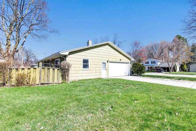 1715 BEAVER DAM DRIVE, Green Bay, WI 54304