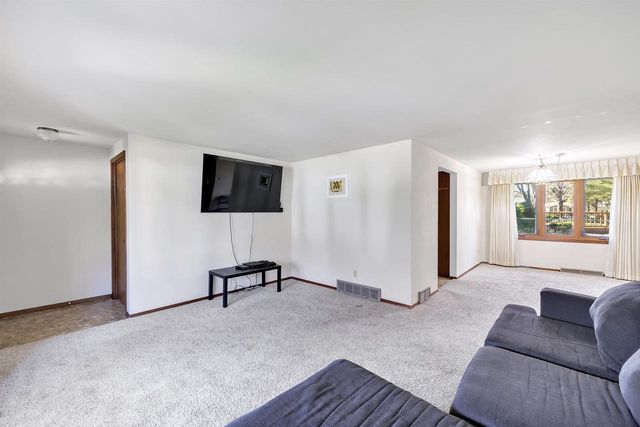 1715 BEAVER DAM DRIVE, Green Bay, WI 54304