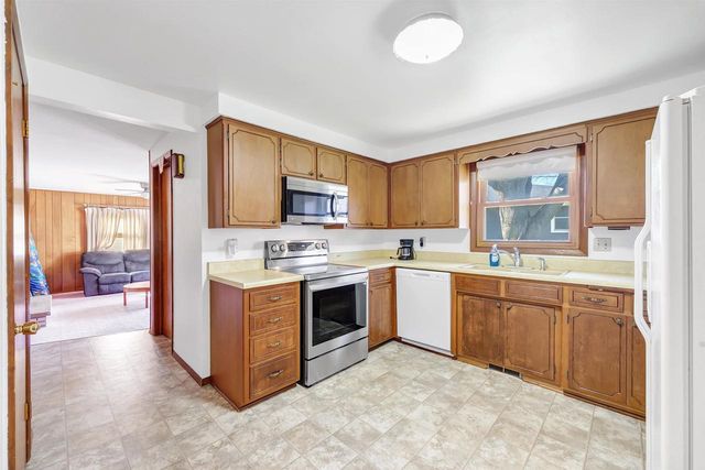 1715 BEAVER DAM DRIVE, Green Bay, WI 54304