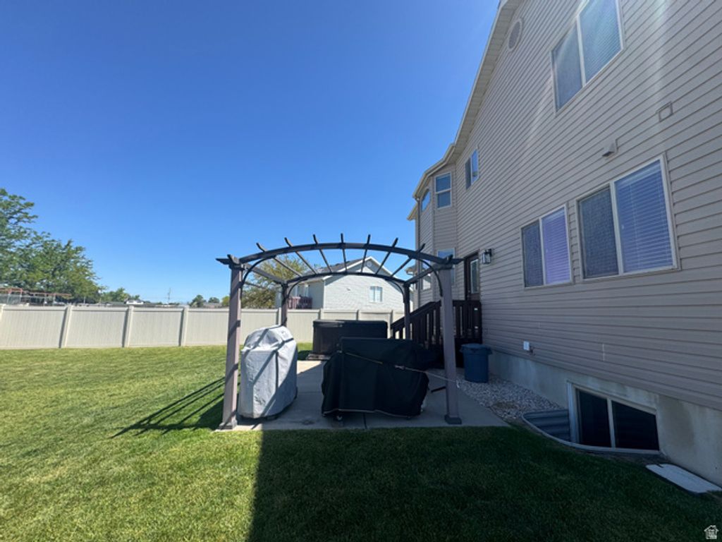 Image 16 of property listing at 5577 S 4650 W, Hooper, UT 84315