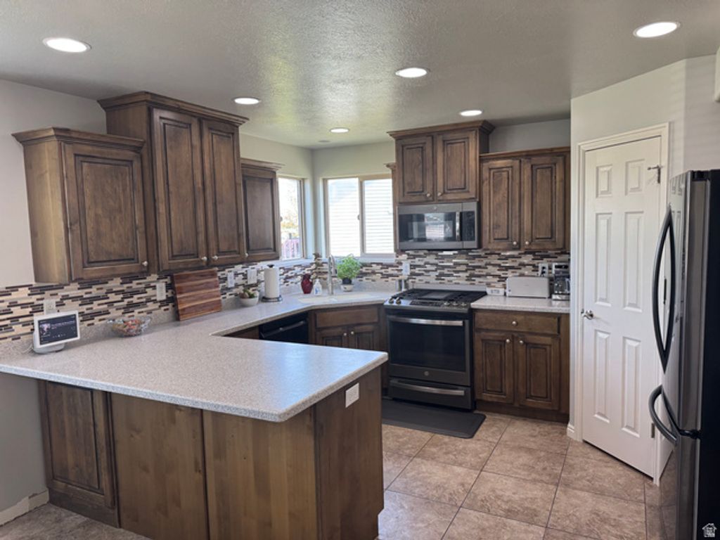Image 23 of property listing at 5577 S 4650 W, Hooper, UT 84315