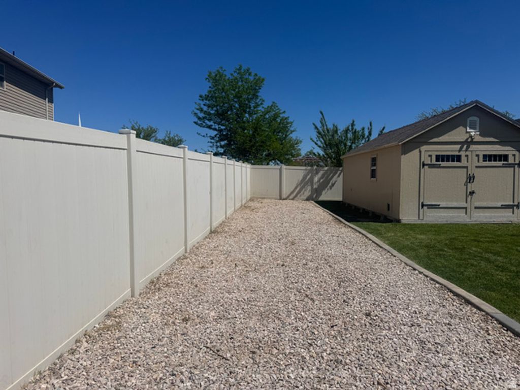 Image 7 of property listing at 5577 S 4650 W, Hooper, UT 84315