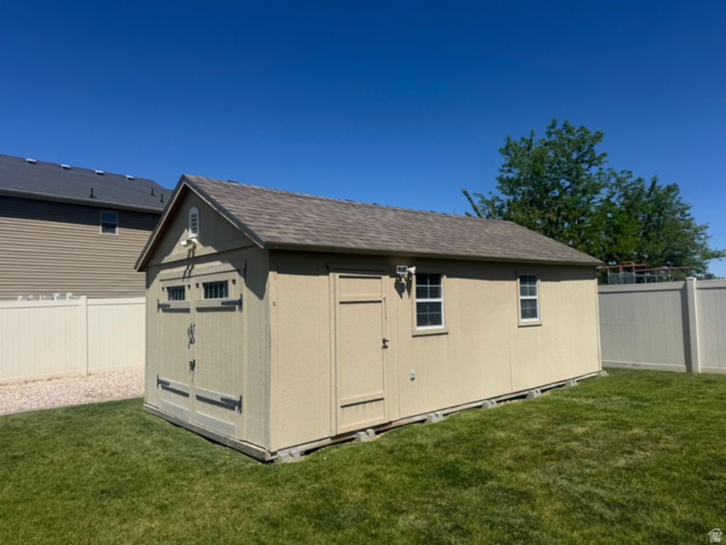 Image 9 of property listing at 5577 S 4650 W, Hooper, UT 84315