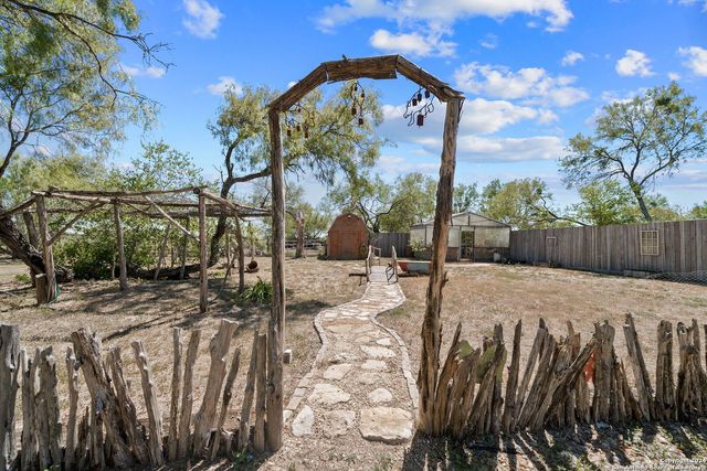 1206 HAECKERVILLE RD, Cibolo, TX 78108