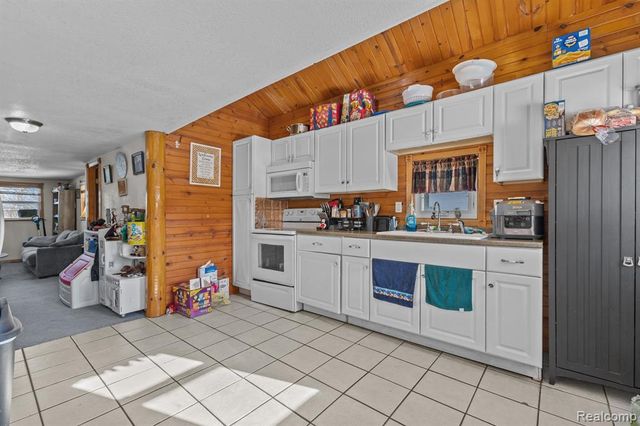 2751 Cloverdale Avenue, Adrian, MI 49221