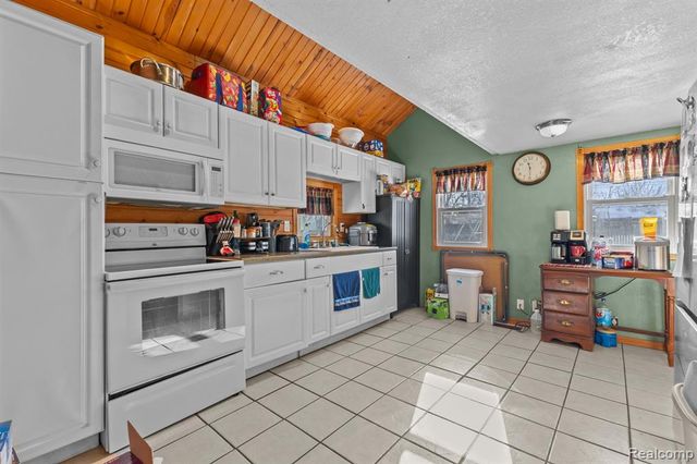 2751 Cloverdale Avenue, Adrian, MI 49221