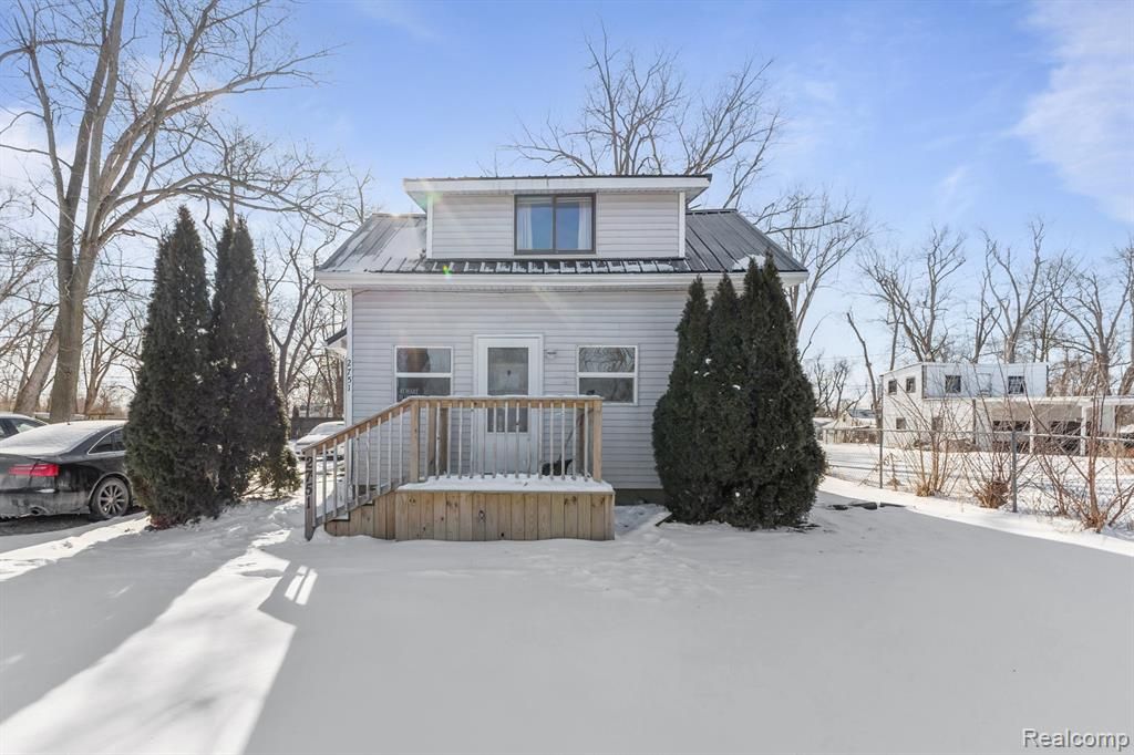 2751 Cloverdale Avenue, Adrian, MI 49221