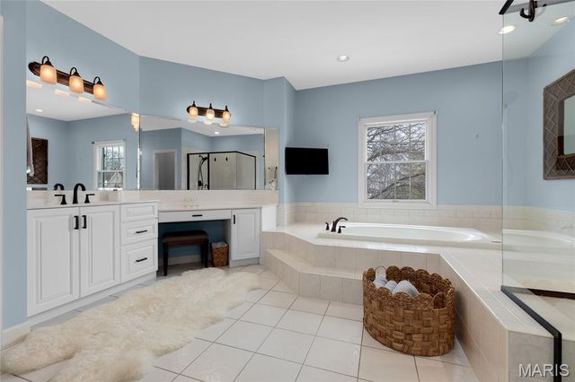 1479 Country Lake Estates Drive, Chesterfield, MO 63005