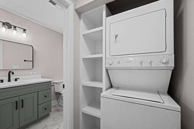 705 W Central Avenue A8, Mount Prospect, IL 60056