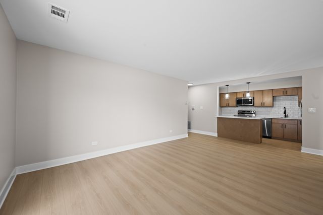 705 W Central Avenue A8, Mount Prospect, IL 60056