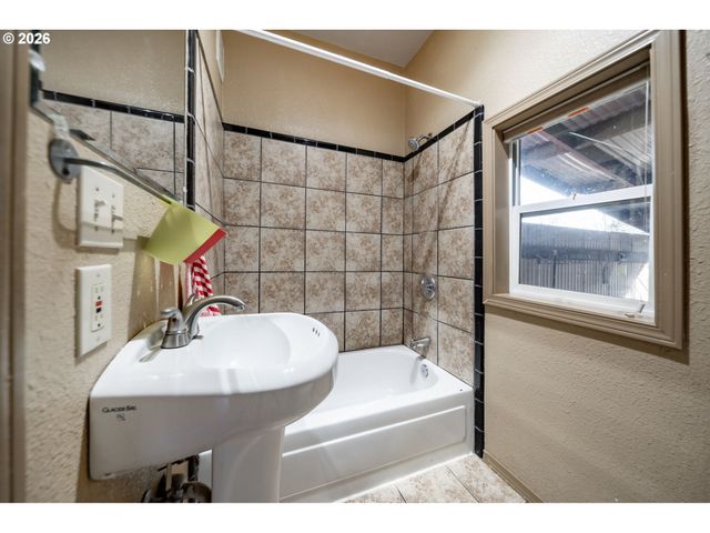 360 Ne 75TH Ave, Portland, OR 97213