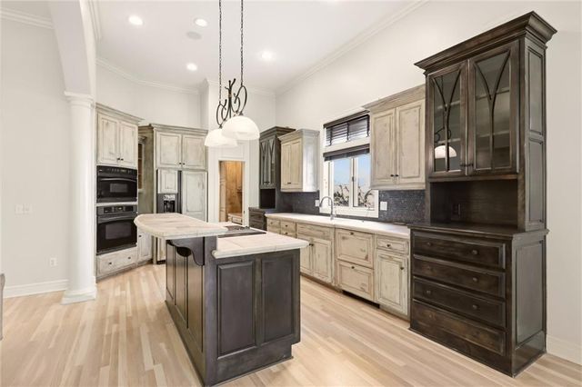 5272 W 150th Terrace, Leawood, KS 66224