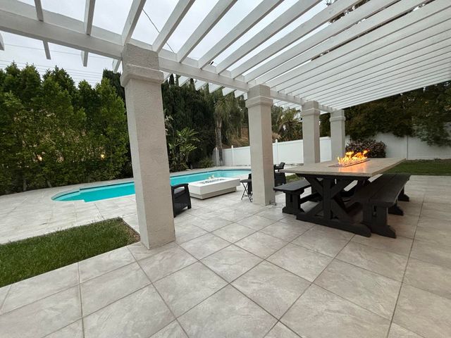 8731 Topanga Cyn. Blvd., West Hills, CA 91304