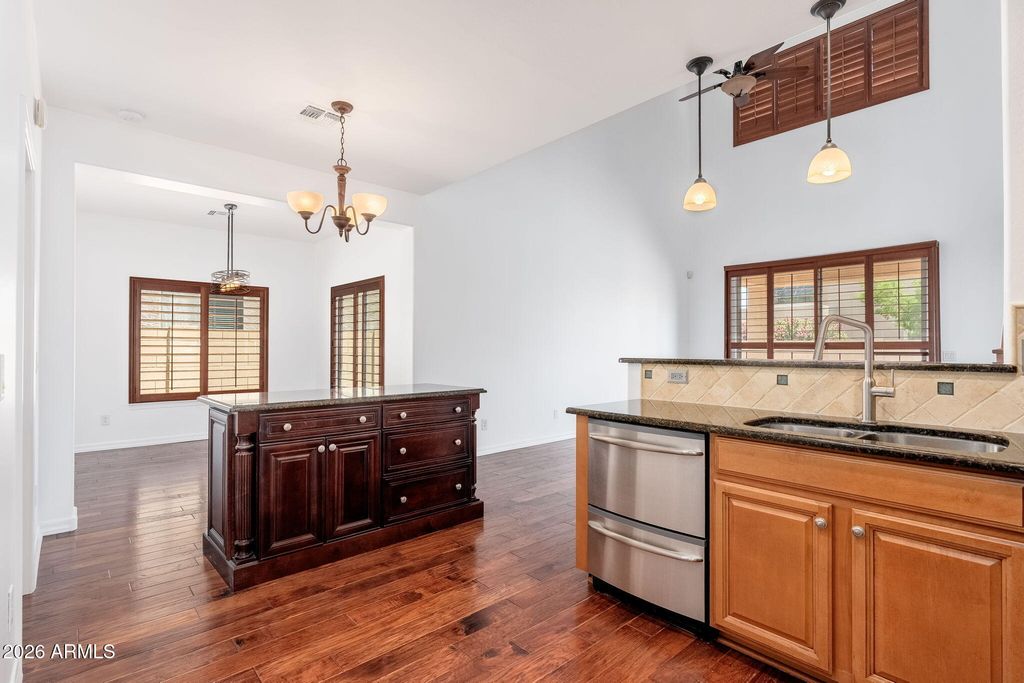 Image 15 of property listing at 10329 W CASHMAN Drive, Peoria, AZ 85383