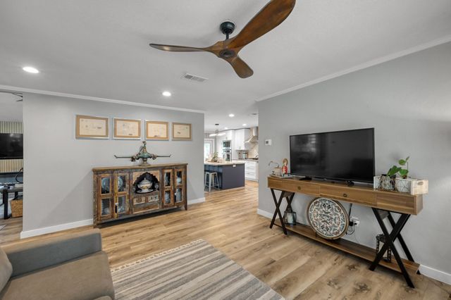 204 Springs Edge Drive, Conroe, TX 77356