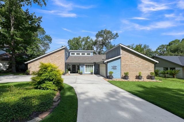 204 Springs Edge Drive, Conroe, TX 77356