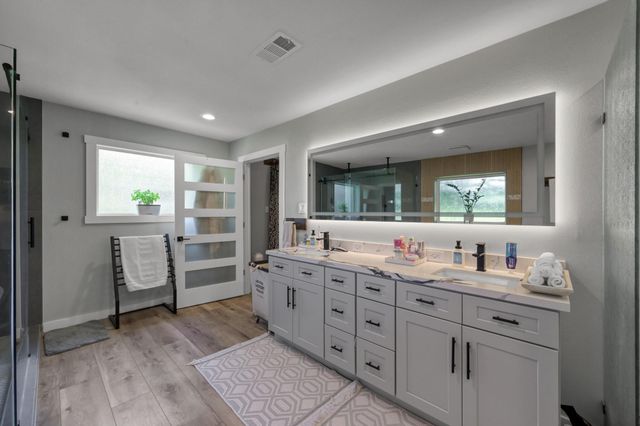 204 Springs Edge Drive, Conroe, TX 77356