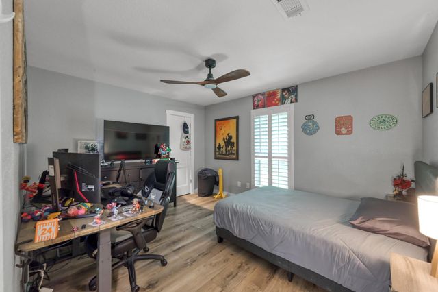 204 Springs Edge Drive, Conroe, TX 77356