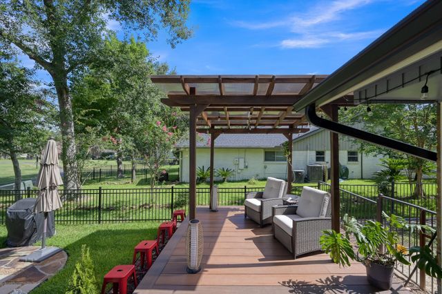 204 Springs Edge Drive, Conroe, TX 77356