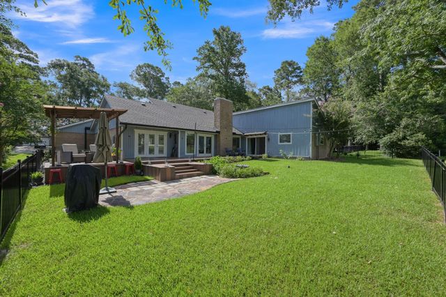 204 Springs Edge Drive, Conroe, TX 77356