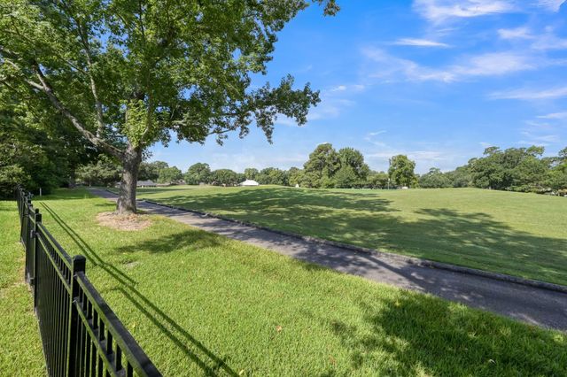 204 Springs Edge Drive, Conroe, TX 77356
