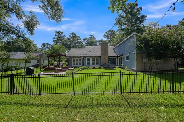 204 Springs Edge Drive, Conroe, TX 77356