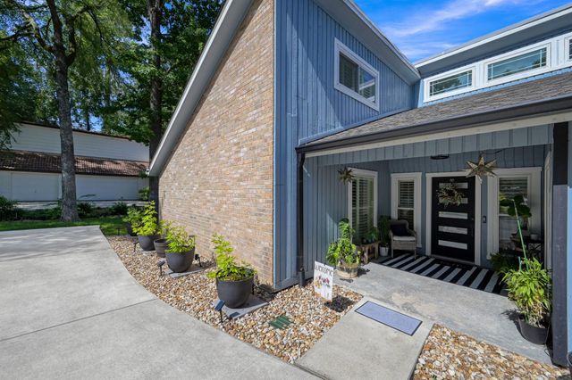 204 Springs Edge Drive, Conroe, TX 77356