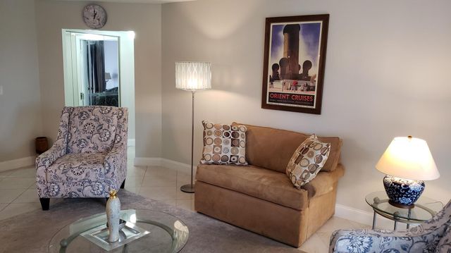 3755 Via Poinciana 304, Lake Worth, FL 33467