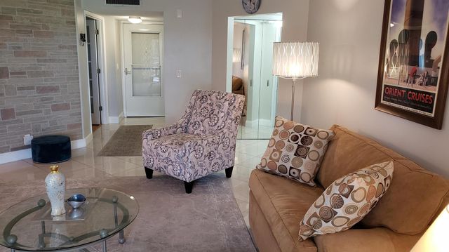 3755 Via Poinciana 304, Lake Worth, FL 33467