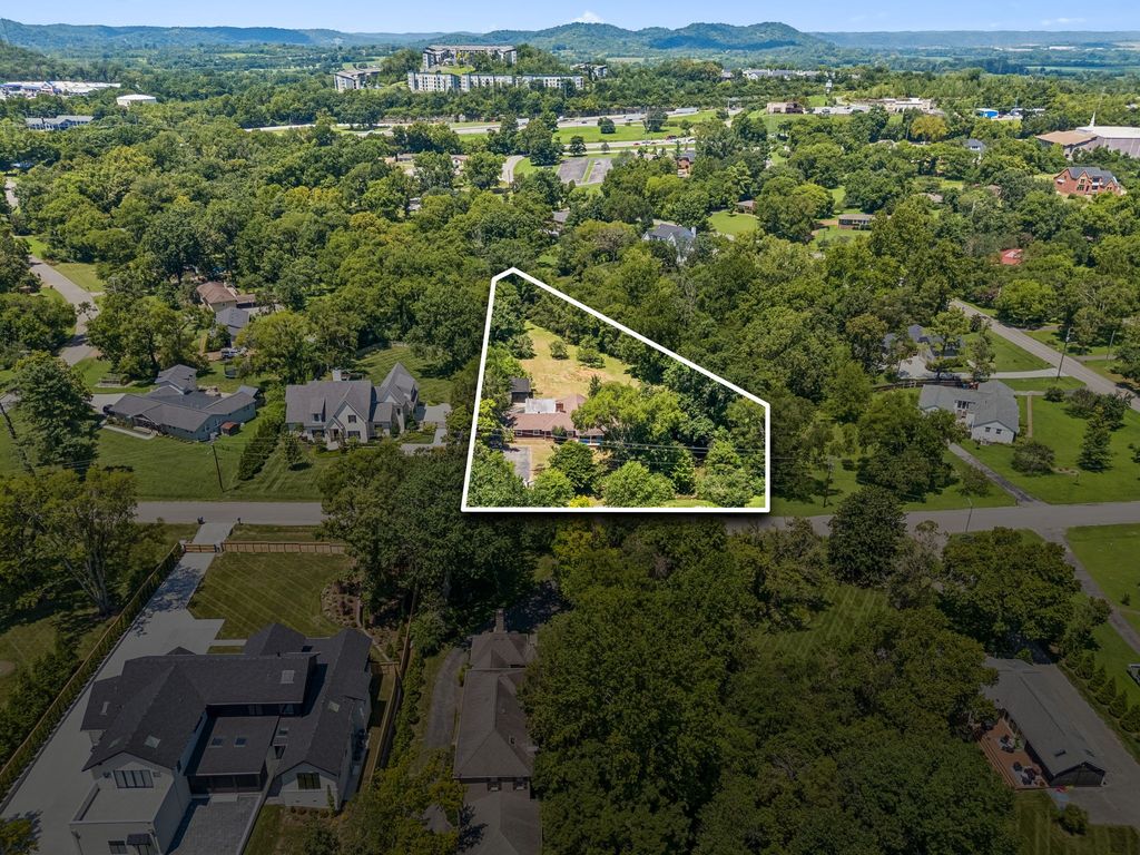 725 Newberry Rd, Nashville, TN 37205
