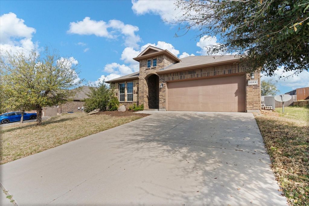 1313 MEADOWLAKES Drive, Azle, TX 76020