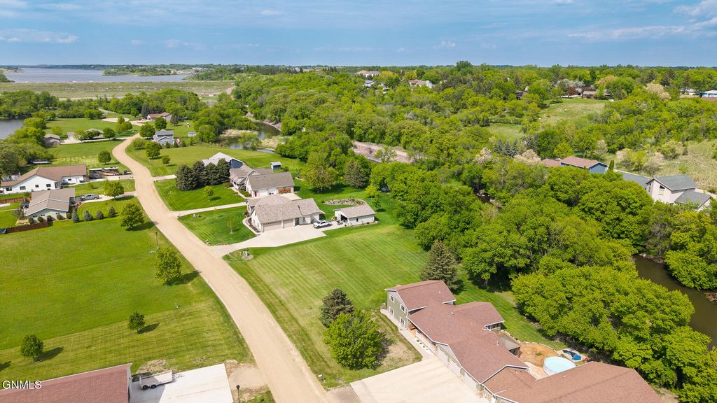 1518 Island Park Drive, Jamestown, ND 58401 photo 3