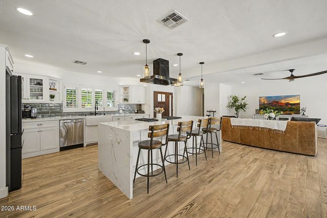 302 E HARMONT Drive, Phoenix, AZ 85020