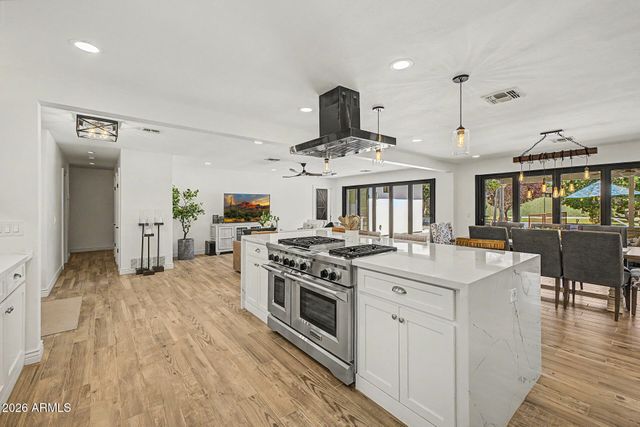 302 E HARMONT Drive, Phoenix, AZ 85020