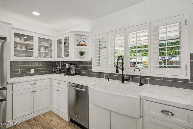 302 E HARMONT Drive, Phoenix, AZ 85020