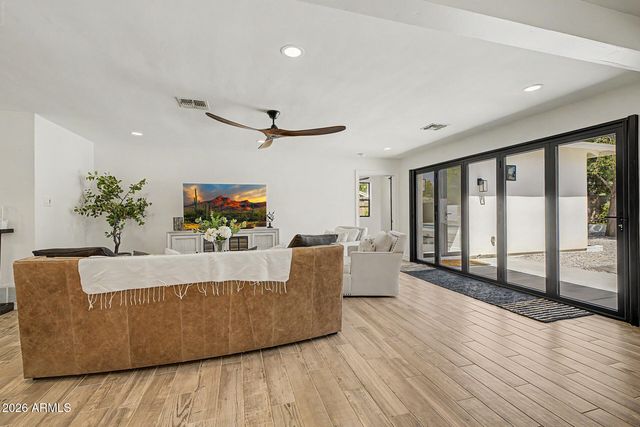 302 E HARMONT Drive, Phoenix, AZ 85020