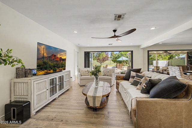 302 E HARMONT Drive, Phoenix, AZ 85020