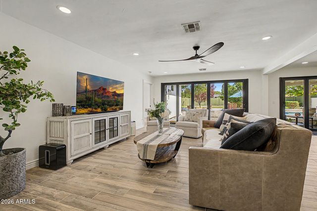 302 E HARMONT Drive, Phoenix, AZ 85020