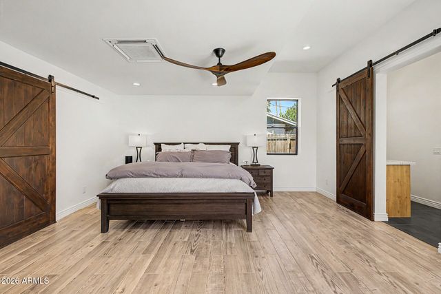 302 E HARMONT Drive, Phoenix, AZ 85020