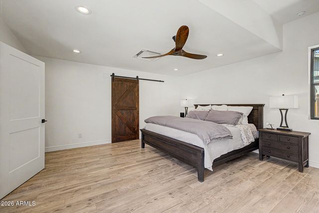 302 E HARMONT Drive, Phoenix, AZ 85020