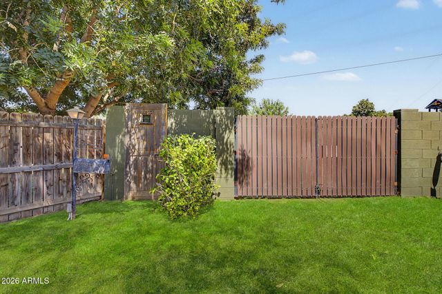 302 E HARMONT Drive, Phoenix, AZ 85020