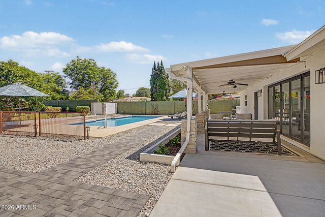 302 E HARMONT Drive, Phoenix, AZ 85020