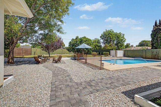 302 E HARMONT Drive, Phoenix, AZ 85020