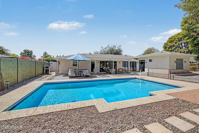 302 E HARMONT Drive, Phoenix, AZ 85020