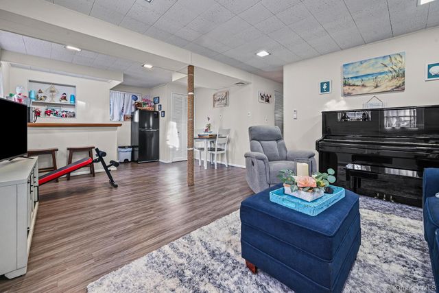 149 Crestwood Boulevard, Farmingdale, NY 11735