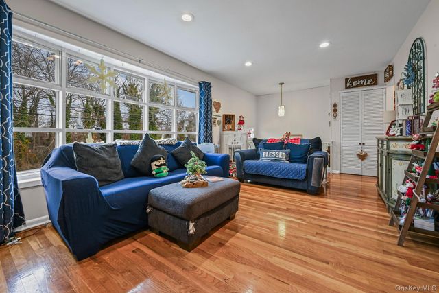 149 Crestwood Boulevard, Farmingdale, NY 11735