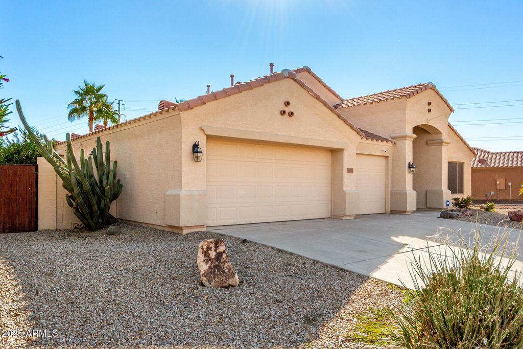 Image 3 of property listing at 41027 W PRYOR Lane Lane, Maricopa, AZ 85138