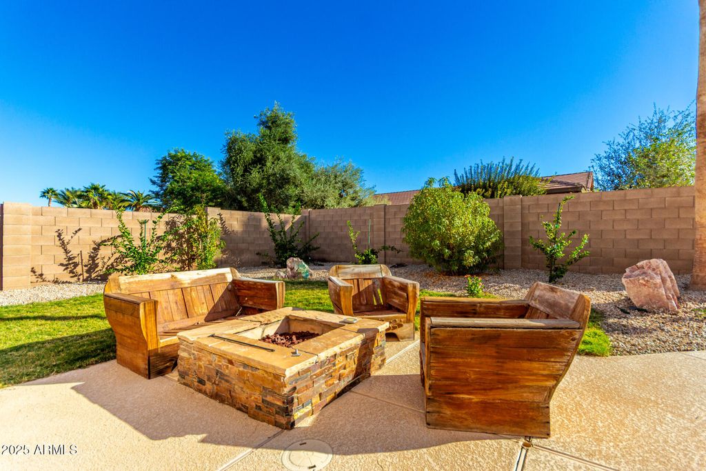 Image 31 of property listing at 41027 W PRYOR Lane Lane, Maricopa, AZ 85138