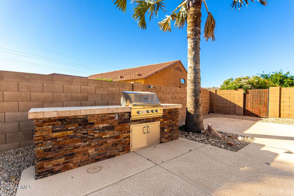 Image 32 of property listing at 41027 W PRYOR Lane Lane, Maricopa, AZ 85138